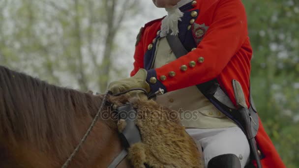 Britischer Revolutionskriegskommandeur auf einem Pferd sitzend — Stockvideo