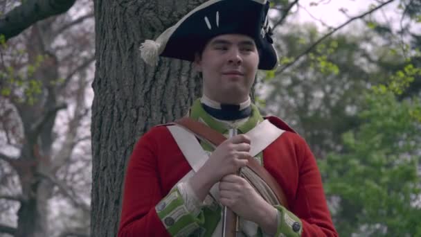 Британський революційної війни солдата чати з одним — стокове відео