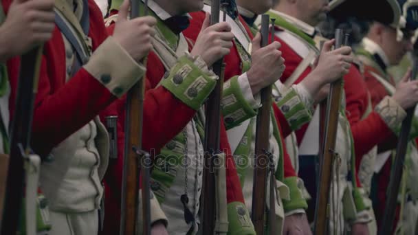 Revolutionary War British soldiers line up — Stock Video