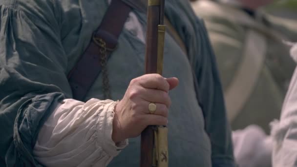 American Revolutionary War houdt zijn musket geweer — Stockvideo