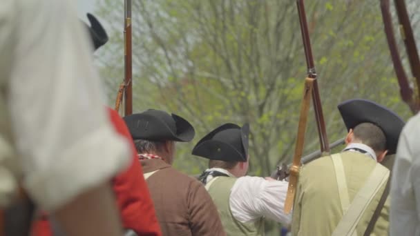 Revoluční války vojáci střílet na britské linie — Stock video