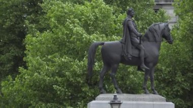 George IV Trafalgar Meydanı'nda atlı heykeli