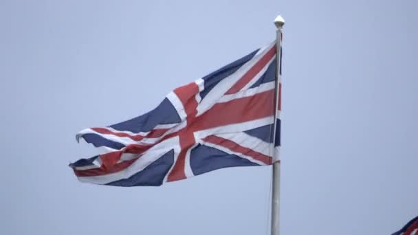Βρετανικό Union Jack σημαίες στο αεράκι — Αρχείο Βίντεο