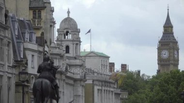 George IV ve Big Ben heykelin otobüs geçmek