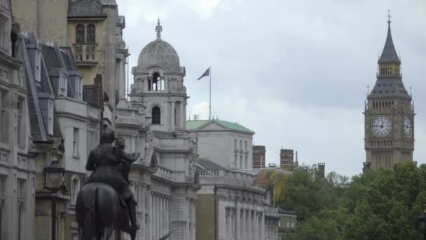 Ônibus passam pela estátua de Jorge IV e Big Ben — Vídeo de Stock