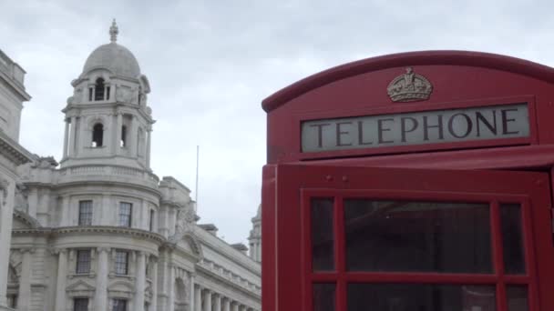 Kırmızı İngiliz telefon kulübesi üzerinde kapıyı açar — Stok video