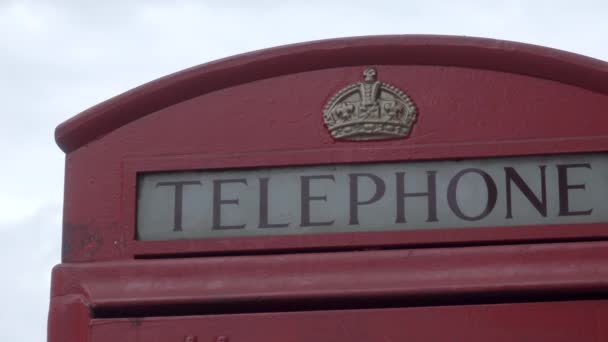 Kadeh kırmızı İngiliz telefon kulübesi — Stok video