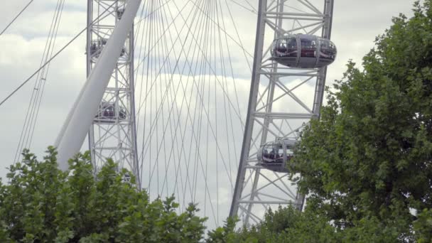 El carrusel London Eye en una mañana de primavera — Vídeo de stock