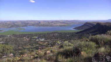 Hartbeespoort baraj üzerinde aşağı bakıyor