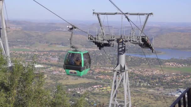 El coche llega a la cima del teleférico Hartbeespoort — Vídeo de stock