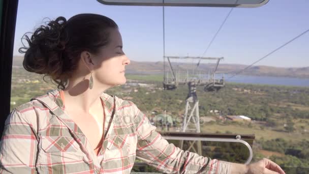 Turista femminile guardando verso la diga di Hartbeespoort — Video Stock