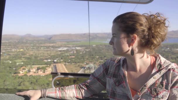 女性ケーブルカーに乗る — ストック動画