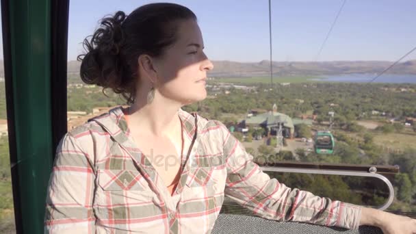 Femme dans le téléphérique comme un autre passe par — Video