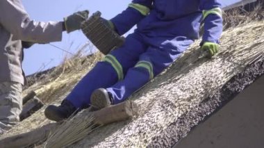 İki Afrika erkeklerin bir çatıda çalışma