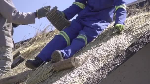 Dos hombres africanos trabajando en un tejado — Vídeo de stock