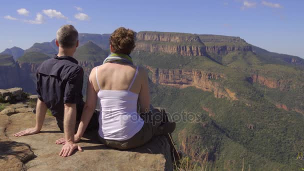 Paar genieten van Blyde river canyon in Afrika — Stockvideo