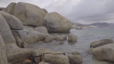 Granit kayalar kayalar Beach yakınındaki kıyısında
