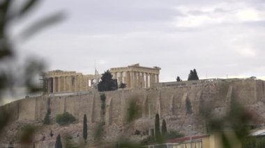 Uzak Parthenon görünümünü Akropolis üzerindeki
