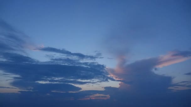 Nubes cambiantes al atardecer sobre el océano Atlántico — Vídeos de Stock