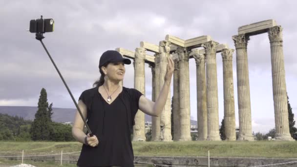 Touristes prenant un selfie près du temple de Zeus — Video