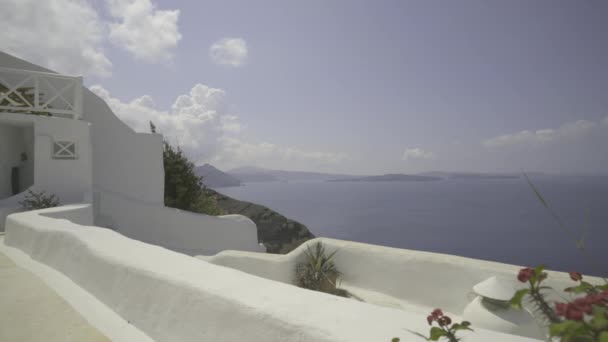 Poupée dramatique vue sur Santorin ensoleillé 