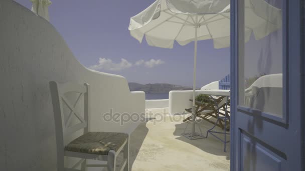 Dolly tiro de uma típica porta azul Santorini — Vídeo de Stock
