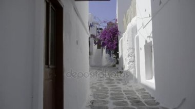 Kadın Mykonos eski sokaklarında dolaşır