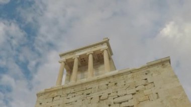 Parthenon yakınındaki Yunan kalıntıları sürüklenen bulutlar