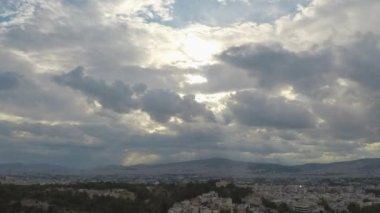 Atina üzerinden kırık bulutlar dramatik zaman atlamalı
