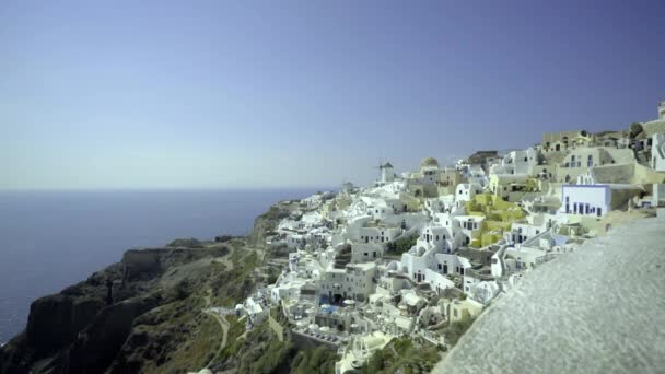 Jasny, słoneczny dzień na górze Oia Santorini — Wideo stockowe