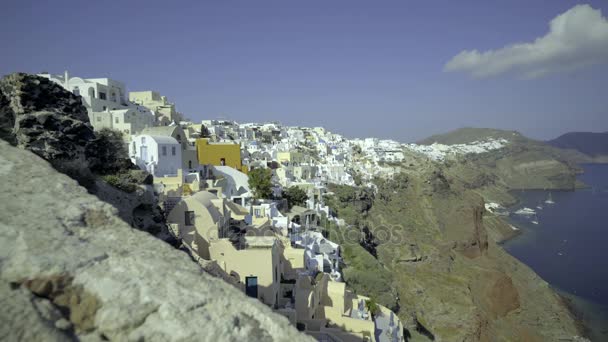 Dolly schot van de cliffside stad Oia Santorini — Stockvideo