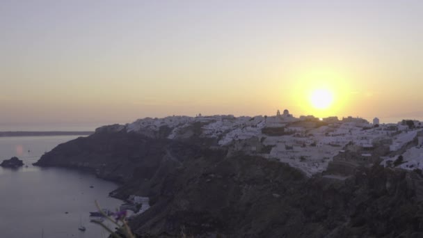 Solen hänger över horisonten vid solnedgången i Oia — Stockvideo