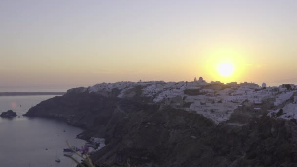 Sol cuelga sobre el horizonte al atardecer en Oia — Vídeos de Stock