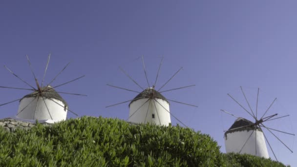 Baixo ângulo dos moinhos de vento de Mykonos — Vídeo de Stock