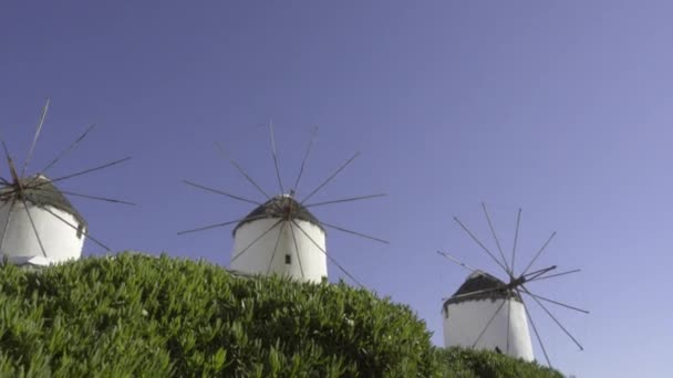 Panorera till de vackra Mykonos väderkvarnarna — Stockvideo