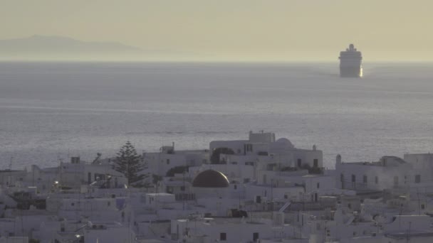 Riesiges Kreuzfahrtschiff bei der Ankunft auf Mykonos — Stockvideo