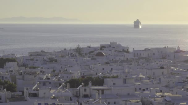 Coucher de soleil arrivée du bateau de croisière à Mykonos 