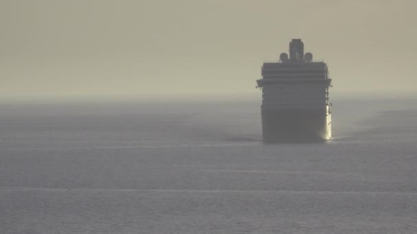 Масивні круїзне судно, вітрильний спорт в Середземному морі — стокове відео