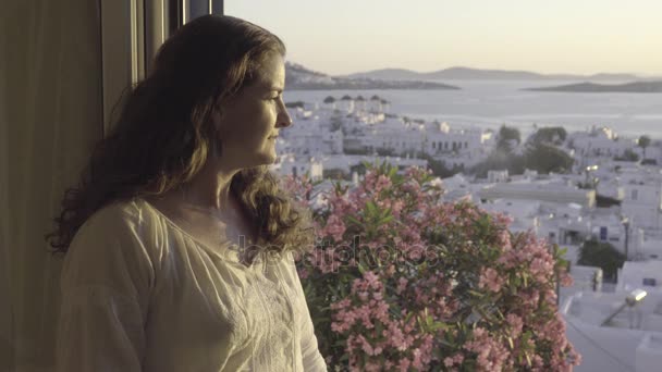 Kvinnan njuter av solnedgången i Mykonos — Stockvideo
