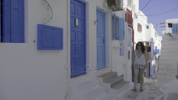 Vrouw lopen door de straten van Mykonos — Stockvideo