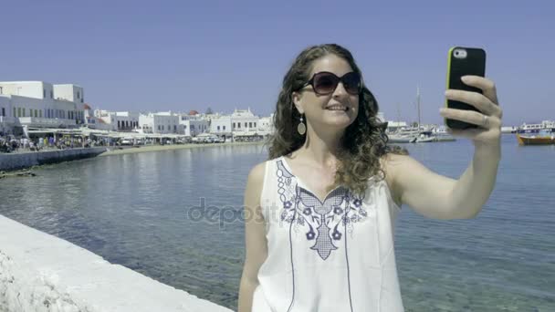 Kadın turist tatil sırasında bir selfie alır — Stok video