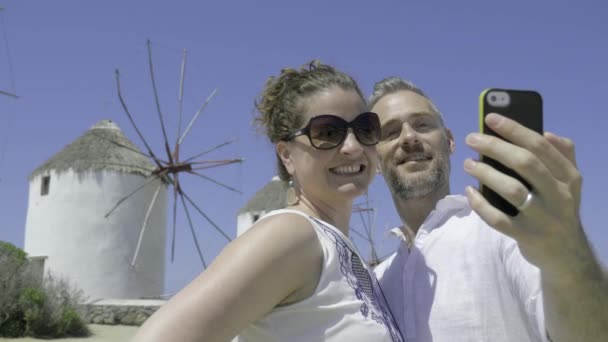 Posada de pareja para selfie frente a molinos de viento — Vídeo de stock