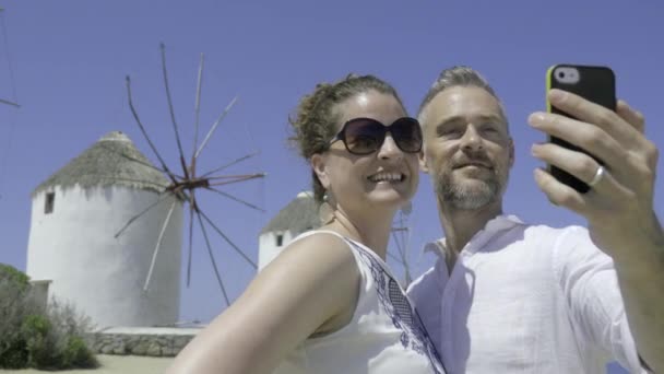 Pareja disfrutar de unas vacaciones románticas en Grecia — Vídeo de stock