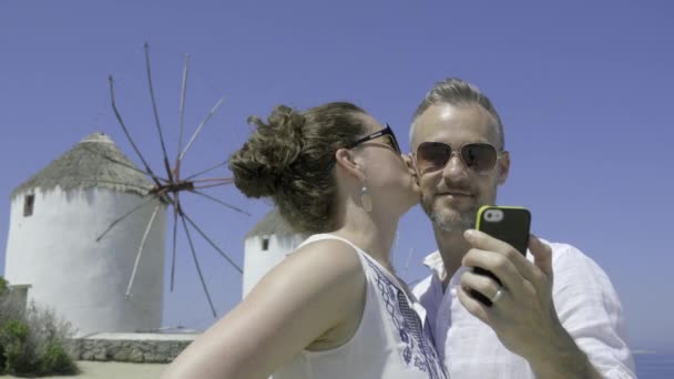 Gafas de sol usando pareja tomar una selfie en vacaciones — Vídeo de stock