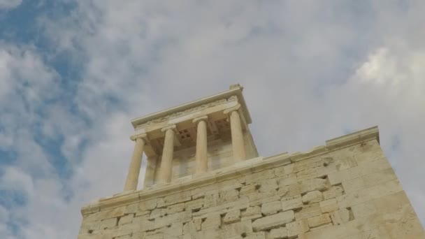 Хмари дрейфуючих Давньогрецькі руїни поблизу Парфенон — стокове відео