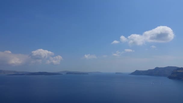 Dia lapso de tempo de barcos nas águas abaixo Oia — Vídeo de Stock