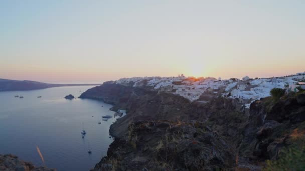 Πάροδο του χρόνου η Ντόλυ ηλιοβασίλεμα πάνω από την Οία της Σαντορίνης — Αρχείο Βίντεο