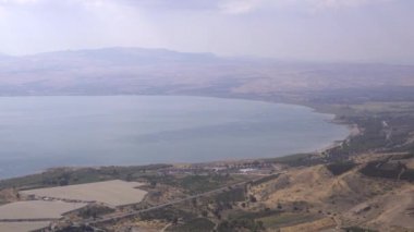 Celile Denizi üzerinde aşağı bakıyor