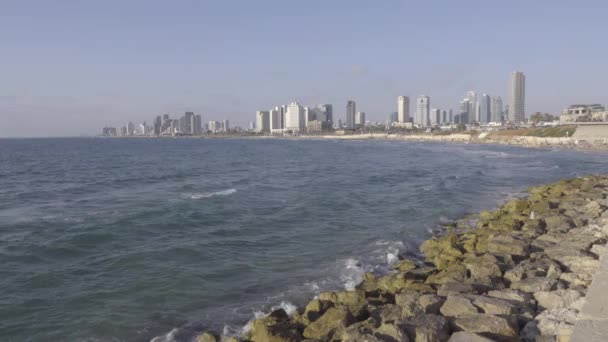 Vlny mytí na břeh u Tel Avivu — Stock video