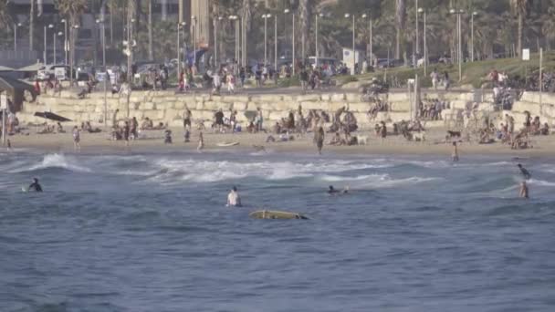 Населённый пляж рядом с прибрежным городом Тель-Авив — стоковое видео